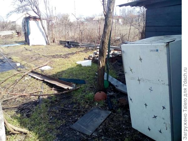 Вот так бедолага стоял, покосившийся, пришлось заново выравнивать