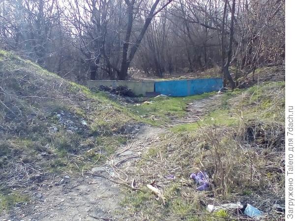 Эта тропинка ведёт к железной дороге, даже не знаю, почему её так категорично перекрыли