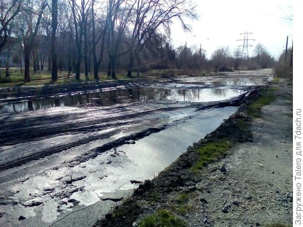 Почти что знаменитая «миргородская лужа», она не высыхает ни зимой, ни летом, а о структуре её дна могут лишь догадываться отчаянные водители