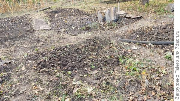 Теперь о месте былой ямы напоминает лишь ограда бочки