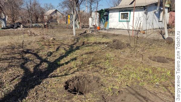 На углу домика стояла древняя стиралка для сбора воды. Её раздолбали, выдирая двигатель. Воду собирать больше не во что