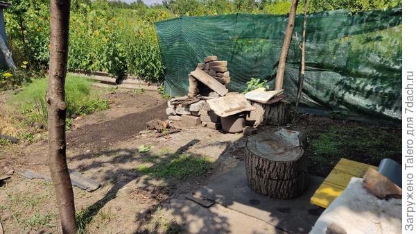 Вот так это постепенно начинает выглядеть. В ближних планах — убрать эти завалы и, в идеале, поприличнее переложить печку