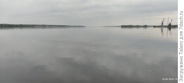 Днепр прямо перед плотиной. Ниже неё река намного уже, но красивостей больше: скалы, мосты, острова