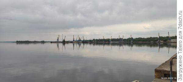 Грузовой порт и бывший остров Ленина. Где-то там за ними мой район