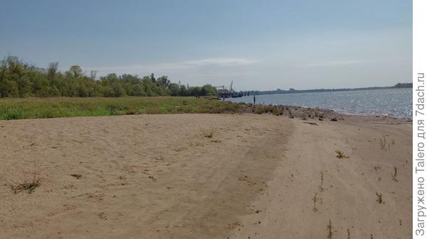 На заданем плане можно оценить соотношение баржи и причала