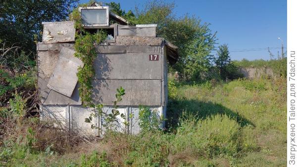 Продают недёшево, потому что от трассы в двух шагах