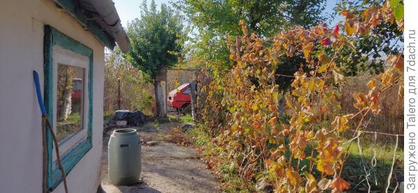 Теперь и на внешнем углу стоит бочка на сто литров, воды должно быть чуть побольше!
