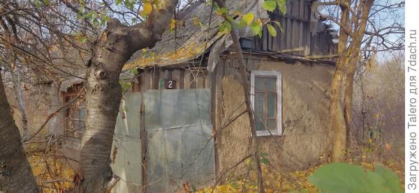 «Сил не хватило»: видно, что пытались и обмазывать глиной, и оббивать железом, но плюнули и бросили