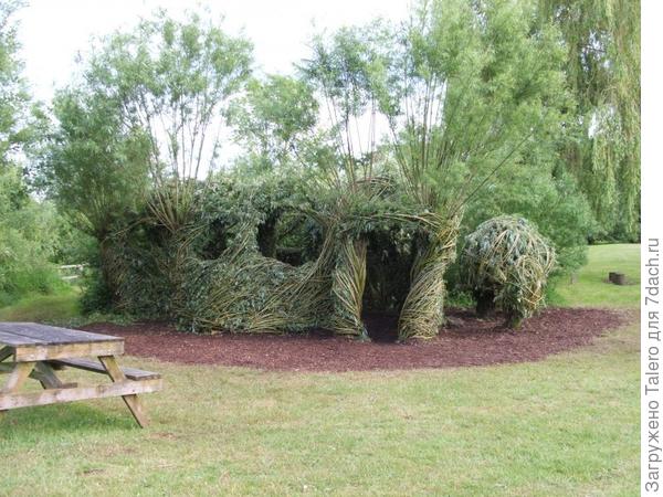 Тут прям домик сплели!