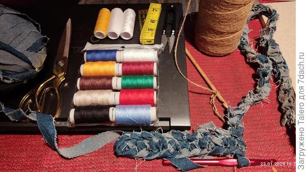 Заодно прикупила всякого — ножницы, резачок, сантиметр (они вечно деваются невесть куда, в итоге пользуюсь рулеткой), и толстый крючок для джинсового коврика
