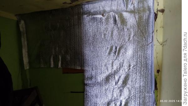 Стенку забили, чтобы не красить