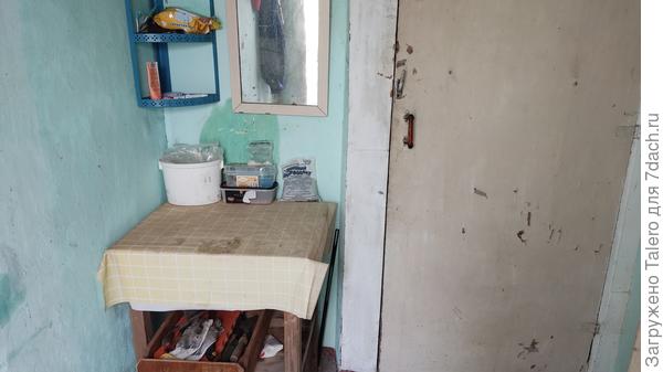 В прихожке теперь просторно, только в кладовке полный бардак