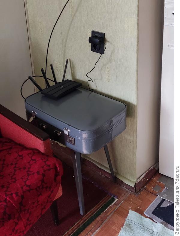 Я сыну сделала такой чемоданный столик, на время или на постоянку. В нём самом кабель интернетный свернут, чтобы не болтался по всей квартире.