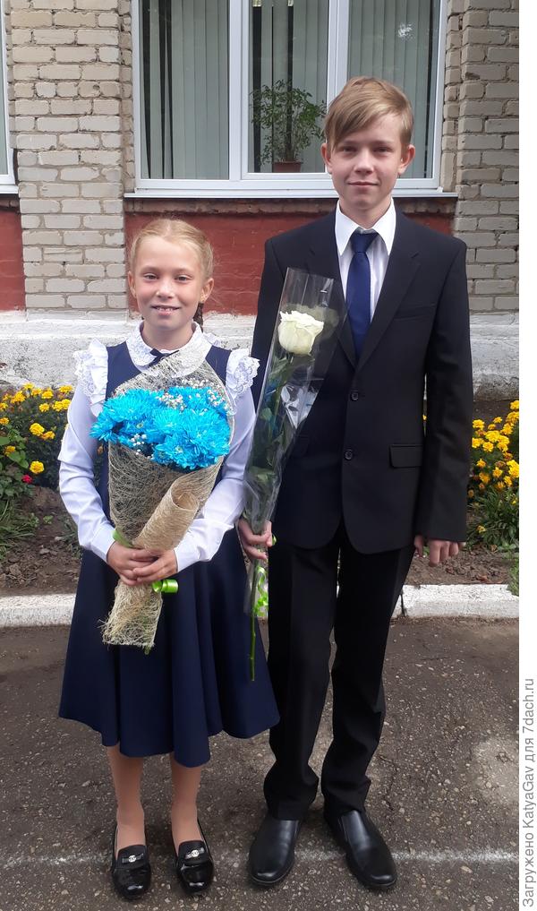 Мои ученики - старший в 8 кл, младшая во 2 кл. идут :)