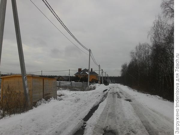 Бытовка поставлена между моим участком и дорогой на участке шириной 4 м № 647