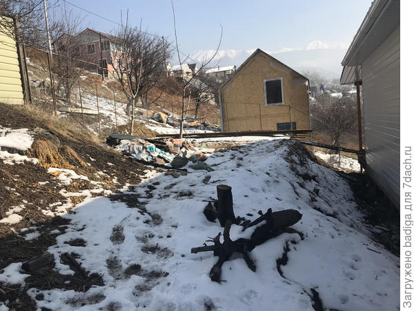 Это вид сзади. Горы далеко видны