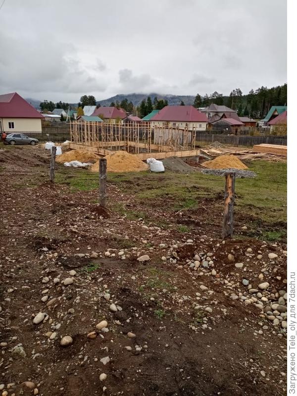 Дом стоит в небольшой низине, но там ровный участок (и да ближе к дороге)