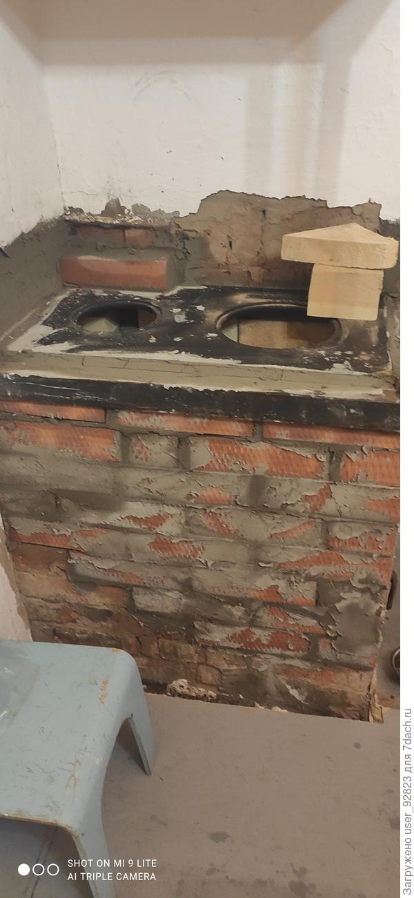 Варочная панель установлена, пришлось в нишу ставить кирпич, печник так и не понял для чего там так сложено