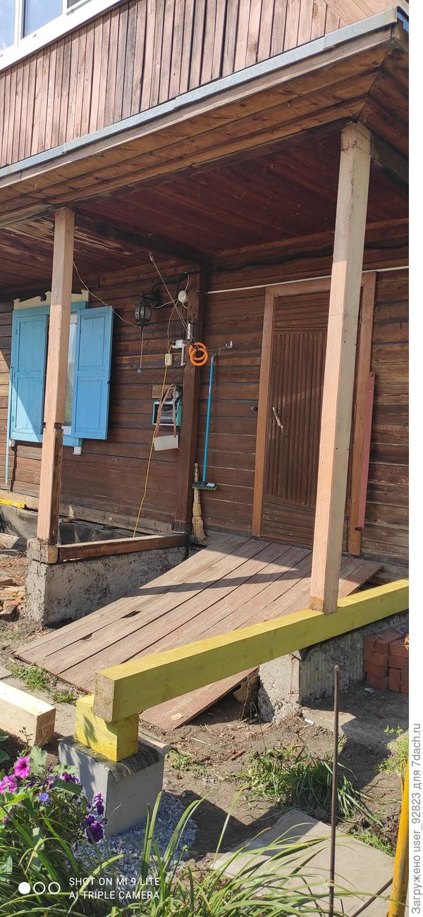 Укладываем брус, предварительно промазанный пропиткой