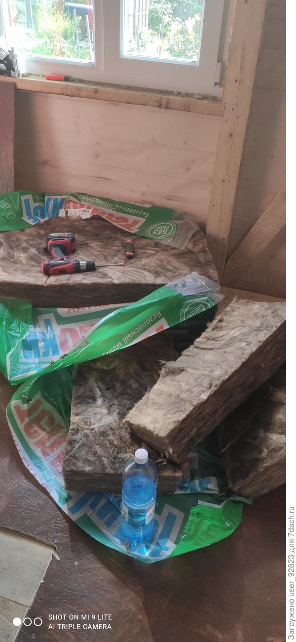 Утепляет внутри крытого крыльца