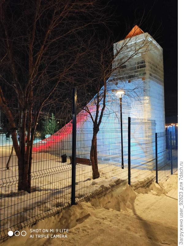 Горка, зайти внутрь не удалось, денег пожалела((