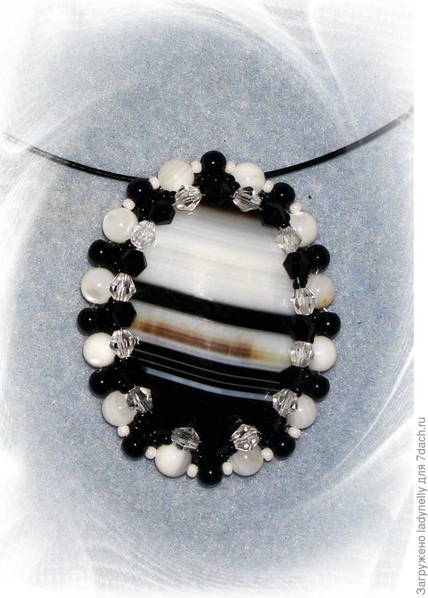 Кулон с ониксом (если я правильно помню)