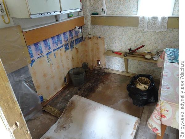 Вот так это все выглядело... И столы были задвинут под полку.