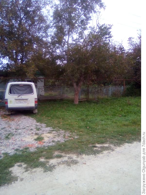 Обширная территория перед домом .