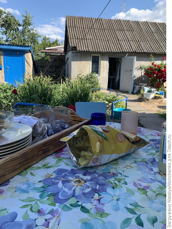 У нас получилось расширить дорожку около дома и случайно получилось то место, где хочется посидеть и выпить кофе. После обеда тут тень.