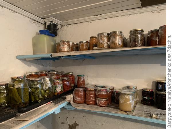 Погреб. Давно не делала заготовок, но поняла, что все равно покупаем зимой какие-то консервы и квашеные огурцы, а домашние-огонь.