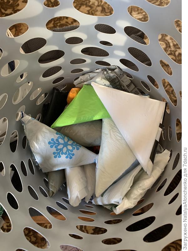 Научилась складывать пакеты в пакеты с пакетами, очень удобно, занимает много меньше места , ну и это красиво.