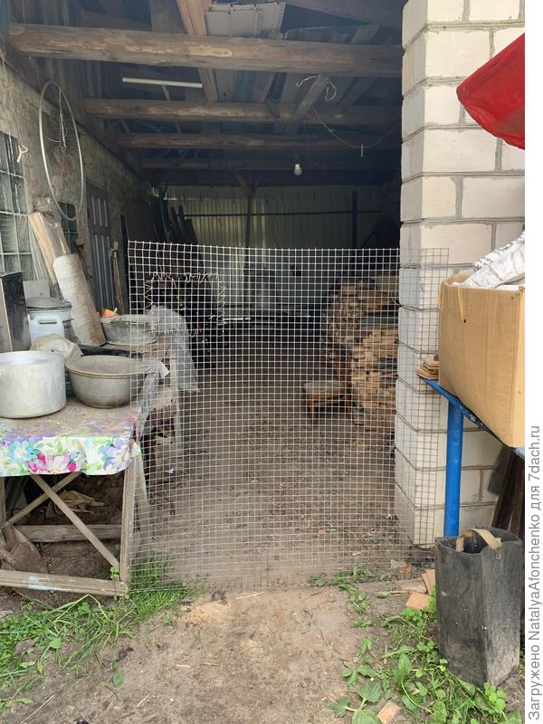 Справа я поставила старую дверь, но надо что-то еще