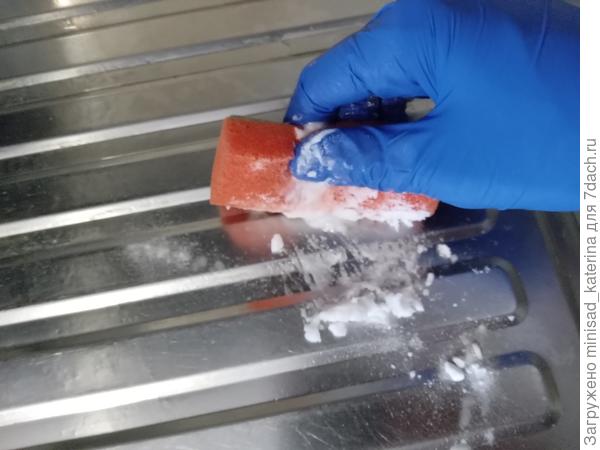 Сода и моющее средство для посуды