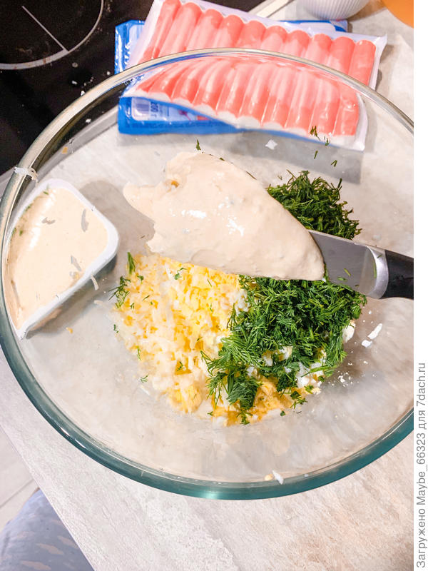 Добавляем сыр в яйца и зелень