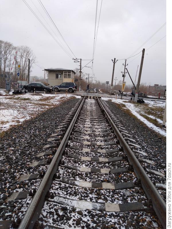 По шпалам?) По следам городской электрички.