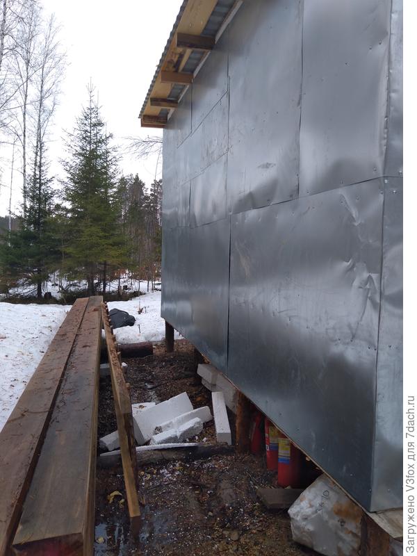 Ветер вынес из под мини-домика пенопласт и теперь он мокнет и режется под действием воды с крыши.