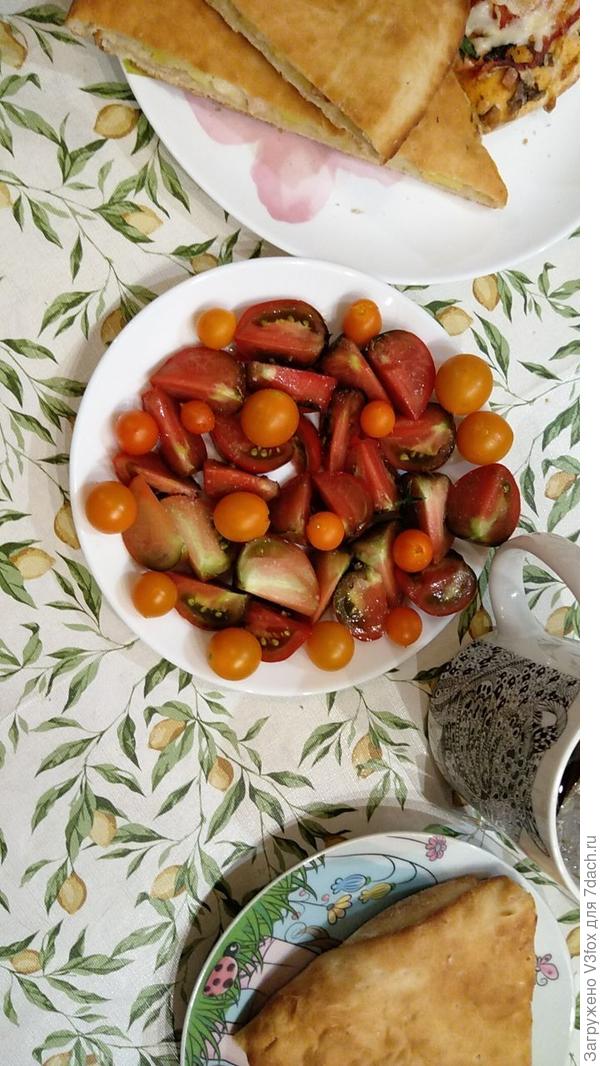 Салатик. Почему то у Смеха семянные камеры всегда отдают зеленью.