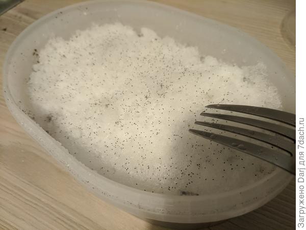 Снег слежался, пришлось ковырять вилкой.