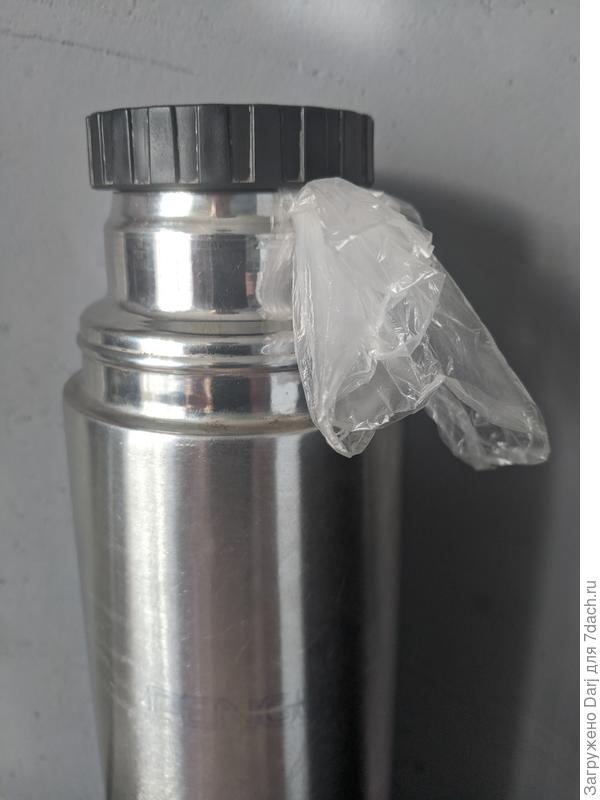 Сложила их в пакет и сунула в термос с небольшим количеством горячей воды. Пускай там подумают. Если получится, поступлю так со всеми огурцами.