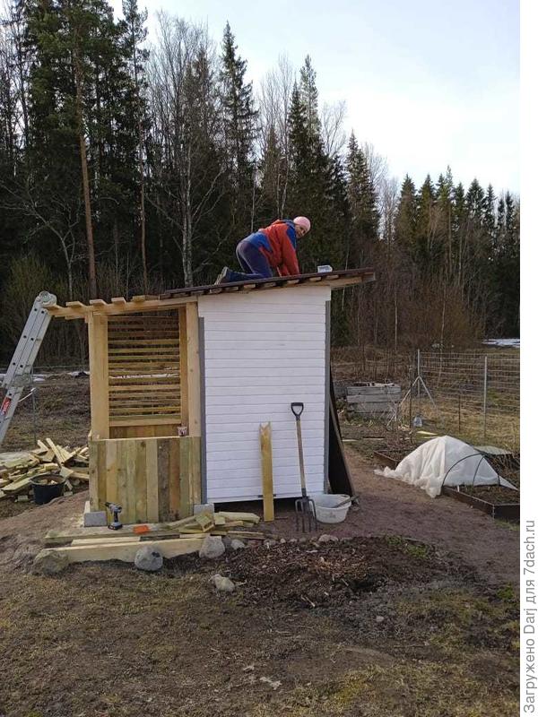 Пристроили к туалету дровник. Надо дрова из теплицы выгружать.