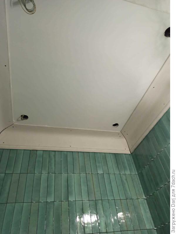 Влажное помещение. Потолок - гипсокартон и полимерная шпаклёвка шитрок. Карниз - гипс