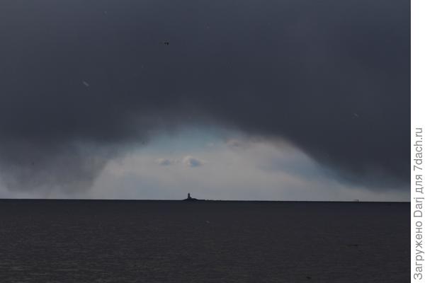 Толбухин маяк и грозовая туча