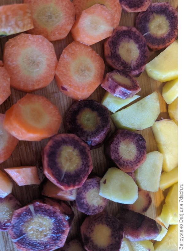 А это лето из холодильника. Все три морковки снаружи были одинаковые - фиолетовые