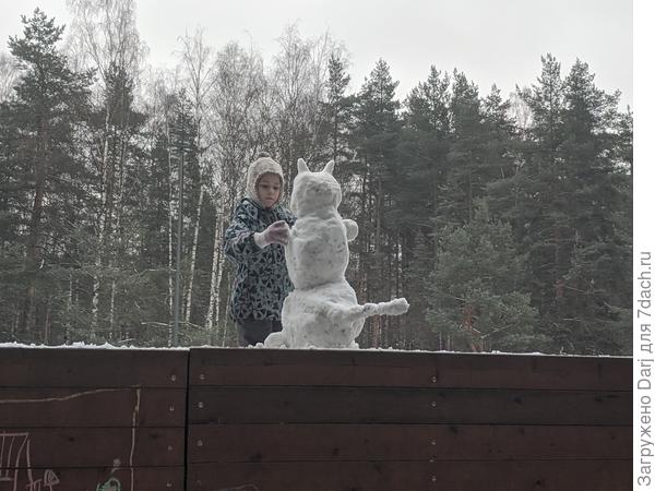 Дети в парке спешат лепить снеговиков! Вдруг это последний снег:)