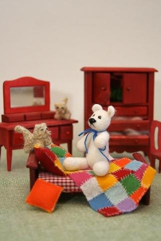 Здесь мой мишка и одеяло с подушками. А вязать я не умею! Котиков вязала подружка.