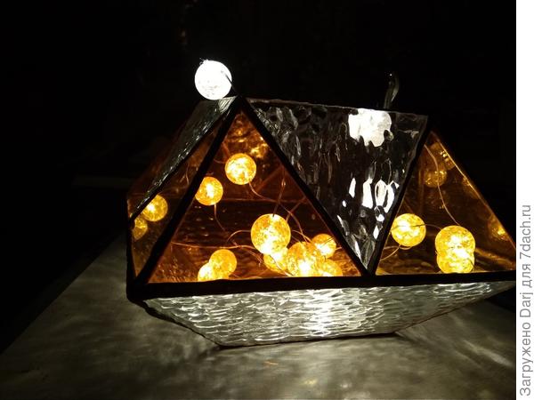 Делала маме конфетницу. Гирлянду сунула для красоты. Но мама так и держит в ней гирлянду:) ночник получился. Ну, хватит вас мучить, а то Остапа понесло....