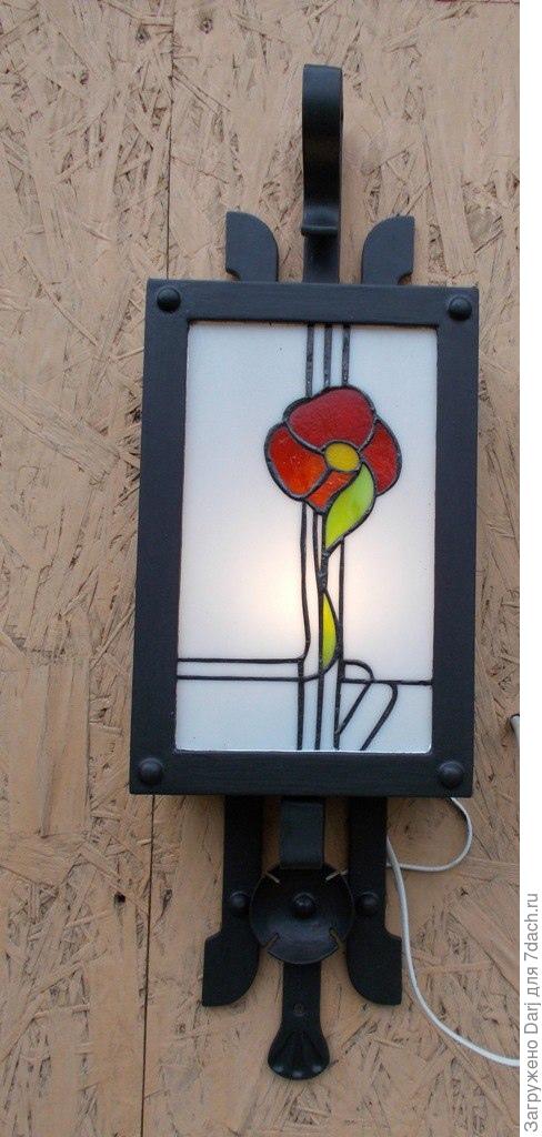 Это тоже в подарок, но на заказ. Реплика настенного светильника. Оправу ковал муж. Это наш совместный подарок родственнику. Он очень хотел такой.