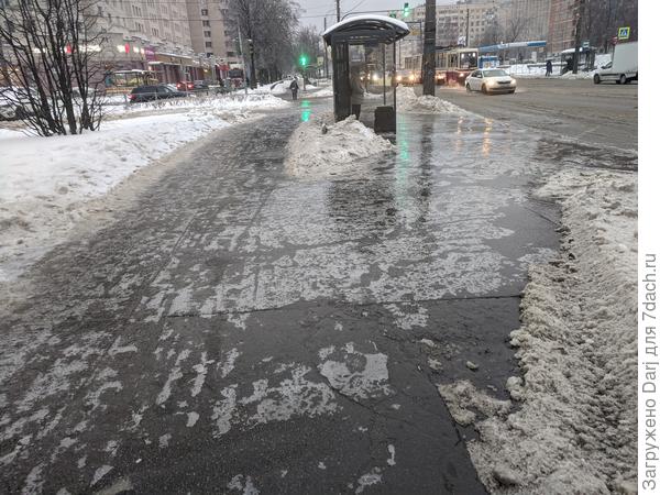 Асфальт покрыт тонкой корочкой льда