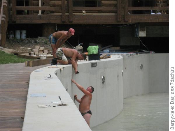 Внизу прораб. Смотрит видео, как он стоит под трубой.