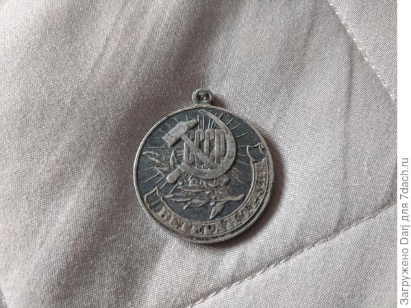 А это вытащено из земли. Не на участке, не помню уже где. Дети рылись и нашли.